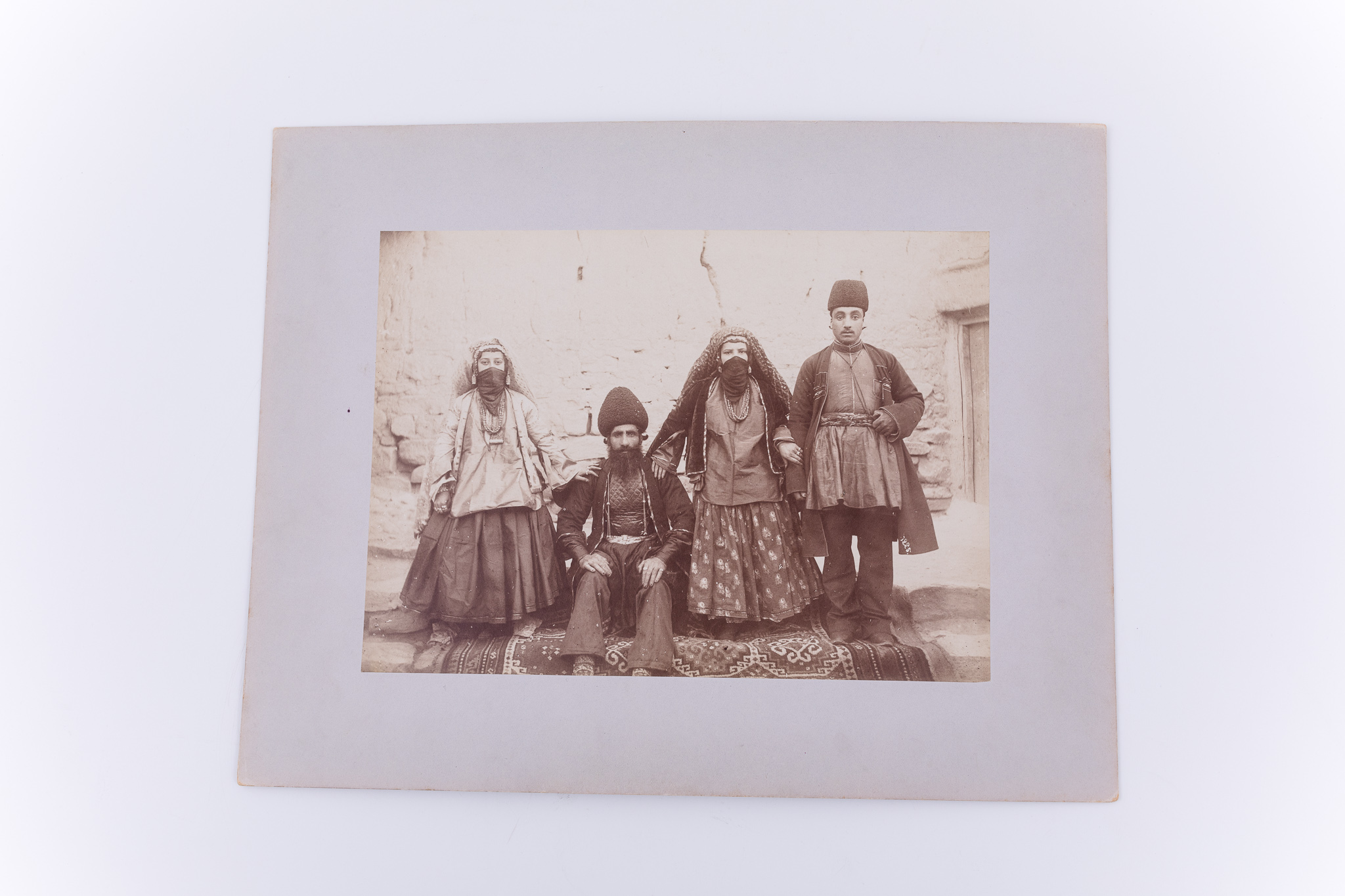 Fotografie de exterior ce prezintă o familie de evrei (?) din Teheran, Iran. Imaginea este realizată pe hârtie albuminată, după un clișeu pe sticlă și este lipită pe un carton gros, de culoare gri. Aceleași personaje apar într-o imagine ce aparține „The Nelson Collection of Quajar Photography” și „The Myron Bement Smith Collection. Freer Gallery of Art and Arthur M. Sackler Gallery Archives. Smithsonian Institution, Washington, D.C.”, nr. de inventar: FSA A.4 2.12.Up.28. Pe clișeu, însemnare manuscrisă cu numărul clișeului, „1225” (practică frecventă în opera lui Antoin Sevruguin). Fotografia din colecția Muzeului ASTRA face parte dintr-un album ce conține 51 de piese, realizate pe hârtie albuminată, aparținând lui Antoin Sevruguin. Acestea prezintă tipuri umane, peisaje și arhitectura din Iran de la sfârșitul secolului al XIX lea și începutul secolului al XX lea, în perioada dinastiei Qajar. Pe coperta albumului, confecționat din imitație de piele roșie, apare textul „Teheran” realizat cu tuș auriu, prin presare, încadrat într-un paspartu cu modele persane, realizat tot prin presare. Pe verso, însemnare manuscrisă, în limba germană, parțial descifrabilă: „Nr. 4. / …Jüdische Familie (?)”; ștampilă: Muzeul „Brukenthal” Sibiu / Nr. ….; număr de inventar MCPR 2246.