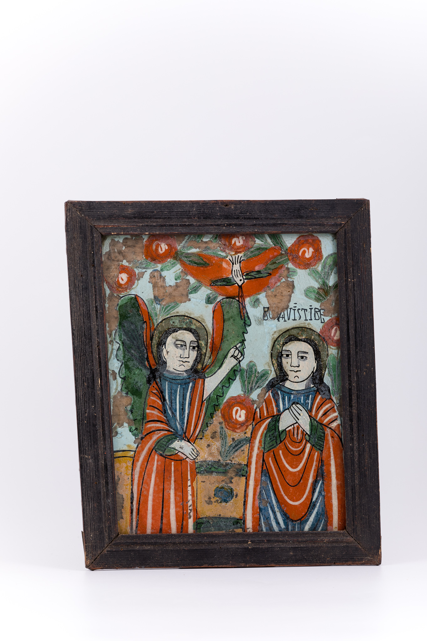 Sfântul Arhanghel Gavriil aduce Buna Vestire de bucurie Fecioarei Maria Maicii Domnului, dăruindu-I Binecuvântarea și floarea de crin, sugerată printr-o ramură fin-înverzită cu cruce într-o alternanță cromatică specială. Maica Domnului primește bucuria cu amândouă mâinile împreunate în rugăciune, ca într-o îmbrățișare. În centrul icoanei este pictată ramura înălțându-se până la Ceruri. Atât Îngerul Gavriil, cât și Maica Domnului sunt îmbrăcați în veșminte - sacos-uri albastre-cobalt cu dungi firave de alb, acoperite de mantii de culorare roșu vermillon, cu mânecile pictate în interior cu verde smarald. Porumbelul, aduce raza de lumină Maicii Domnului, lumina de la Dumnezeu-Tatăl, astfel Pogorându-Se Sfântul Duh. Aripile Sfântului Arhanghel Gavriil sunt verzi, cu marginile roșii și nervurile creionate cu negru. Fondul icoanei este astfel structurat: cerul este albastru bleu-ciel senin, în registrul superior și un câmp galben-ocru, în registrul inferior, iar în miezul tematicii este un izvor galben de lumină harică, cu o floare mare. Pământul și Cerul se rotesc, prin alternanța cromatică. Armonia cromatică este metaforică și blând de luminoasă: roșu vermillon, verde smarald, albastru cobalt și ultramarin, galben-chihlimbar, ocru, brun, negru și alb. Întreaga compoziție iconografică este încadrată de un chenar decorativ fitomorf, format dintr-o ghirlandă de trandafiri-bujori - 8 ruje, cu motivul zăluței albe în interior, simbolul Veșniciei. Inscripția din româno-chirilică se traduce Buna Vestire. Icoana este din Nordul Transilvaniei, Nicula.