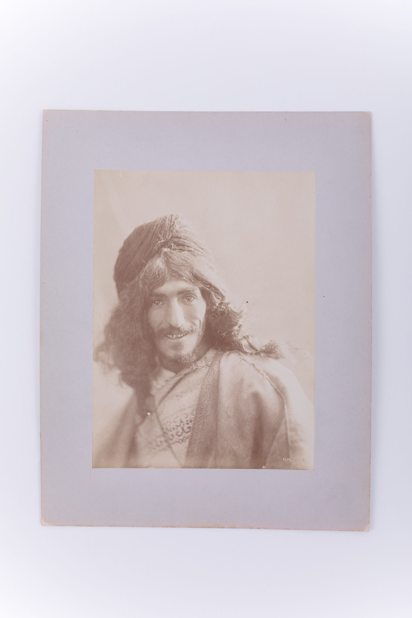 Fotografie de atelier ce prezintă un bărbat dervish. Imaginea este realizată pe hârtie albuminată, după un clișeu pe sticlă și este lipită pe un carton gros, de culoare gri. Pe clișeu, însemnare manuscrisă cu numărul clișeului, „1514” (practică frecventă în opera lui Antoin Sevruguin). Fotografia din colecția Muzeului ASTRA face parte dintr-un album ce conține 51 de piese, realizate pe hârtie albuminată, aparținând lui Antoin Sevruguin. Acestea prezintă tipuri umane, peisaje și arhitectura din Iran de la sfârșitul secolului al XIX lea și începutul secolului al XX lea, în perioada dinastiei Qajar. Pe coperta albumului, confecționat din imitație de piele roșie, apare textul „Teheran” realizat cu tuș auriu, prin presare, încadrat într-un paspartu cu modele persane, realizat tot prin presare. Pe verso, însemnare manuscrisă, în limba germană, parțial descifrabilă: „Nr. 31. / …”; ștampilă: Muzeul „Brukenthal” Sibiu / Nr. ….; număr de inventar MCPR 2275.
