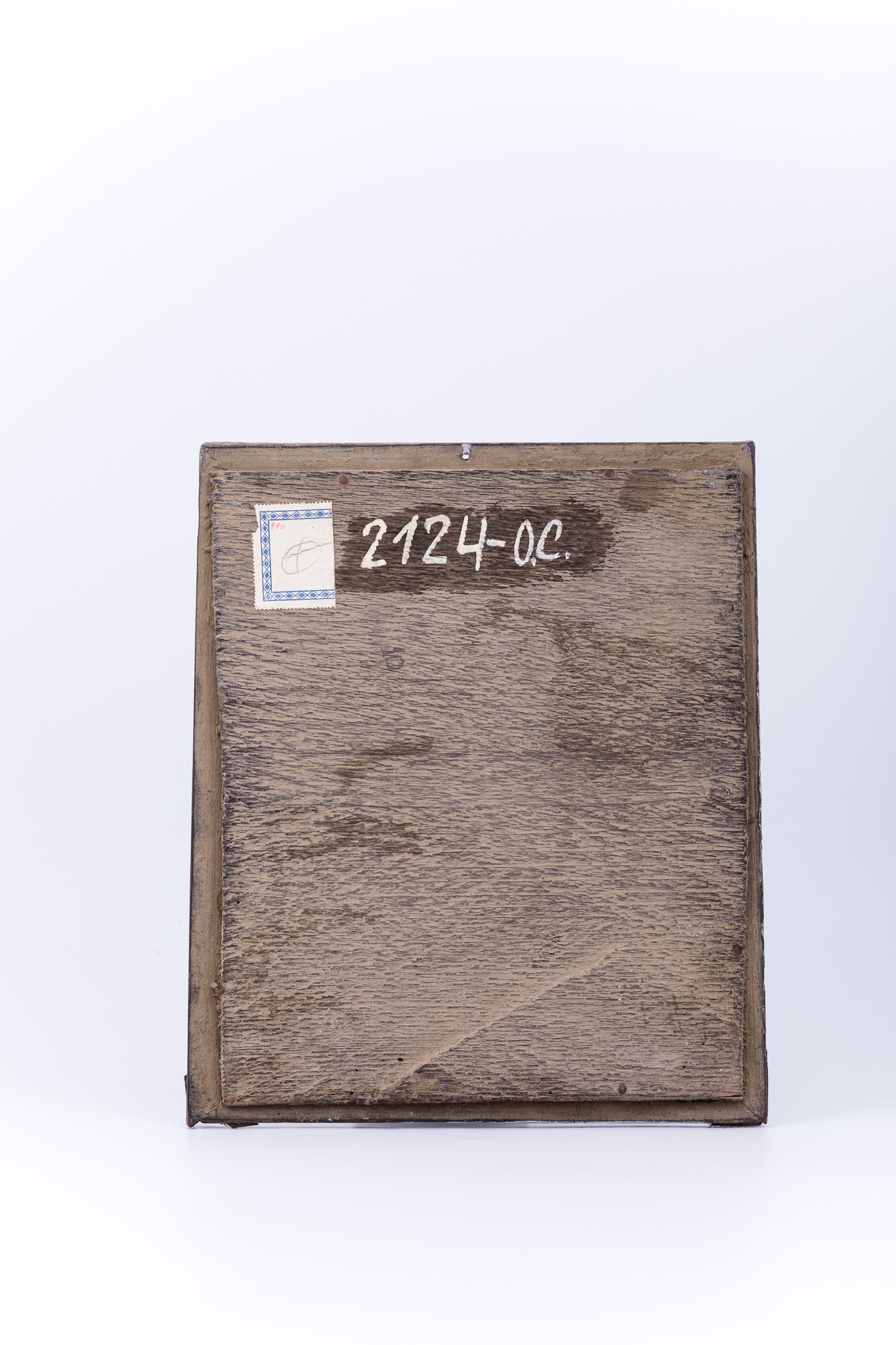 Maica Domnului este înveșmântată în maforiom roșu vermillon-cărămiziu, cu interiorul albastru regal, cu dungulițe subțiri negre, cu sacosul-hitonul albastru bleu-ciel. Maica Domnului are aureola aurie senină. Maica Domnului arată calea care este Mântuitorul Iisus Hristos - Calea, Adevărul și Viața. Pruncul Iisus Hristos este înveșmântat în albastru și galben-chihlimbar și are, de asemenea, aureolă aurie. Pruncul Iisus ține mânuțele împreunate în semnul de rugăciune. Fondul icoanei este cerul albastru bleu-ciel senin înspre alburiu. Întreaga tematică iconografică este încadrată de un chenar decorativ fitomorf, format dintr-o ghirlandă din 4 ruje duble, roșii vermillon-cărămizii. Inscripția din româno-chirilică se traduce Maica Domnului. Cromatica este armonioasă: roșu vermillon-corai, albastru bleu-ciel, galben-chihlimbar, verde brad, auriu-bronziu, alb, negru. Icoana este din Nordul Transilvaniei, Gherla.