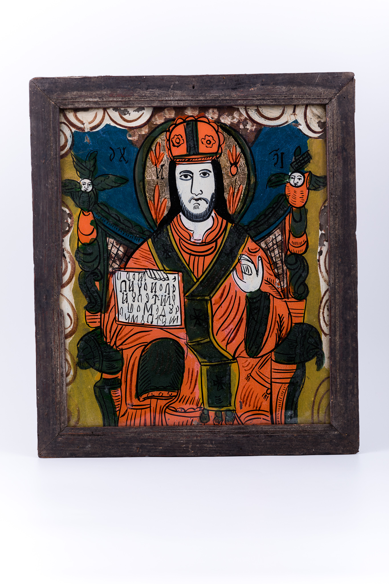 Mântuitorul Iisus Hristos Pantocrator este tematica iconografică pictată, deobicei, pe bolta bisericii. Pantocrator înseamnă Atotțiitor, AtotStăpânitor. De aceea este și pictat pe locul cel mai înalt al unei biserici, binecuvântând de sus toată lumea care intră în sălașul sfânt de rugăciune. Această tematică iconografică este redată în această icoană de Nicula, din Nordul Transilvaniei. Iisus Hristos este înveșmântat într-o tunică-sacos și mantie roșie vermillon, cu gulerul și căptușeala mânecilor verde kaki-smarald întunecat. În mâna dreaptă ține Sfânta Evanghelie deschisă și cu mâna stângă binecuvântează. Are epitrahilul-patrafirul verde, cu marginile galbene și 4 cruci negre brodate. Are mithră arhierească roșie și aureolă largă aurie, bogat ornamentată cu elemente florale, lalele, roșii vermillon. Pe aureola din foiță aurie sunt trei simboluri grecești, în semnul crucii, care se traduc Cel ce Este. În interiorul icoanei fondul este cerul albastru cobalt, iar în registrul inferior și pe laterale este un câmp galben-ocru-muștar-olive și întreaga compoziție iconografică este încadrată de un chenar geometrizant, crem-ivoire, cu motivul cochiliei cafenie-acajou dublu-ondulatorie. Tronul arhieresc este bogat ornamentat cu elemente decorative geometrizante roșii vermillon, verzi smarald și un caroiaj în rețea crem-brun. Inscripția din româno-chirilică se traduce IC XC Iisus Hristos - în oglindă. Cromatica este armonioasă și discret de luminoasă: roșu vermillon, verde kaki, olive, smarald, albastru cobalt, brun cafeniu, galben-ocru-muștar, alb, negru. Icoana este din Nordul Transilvaniei, Nicula.