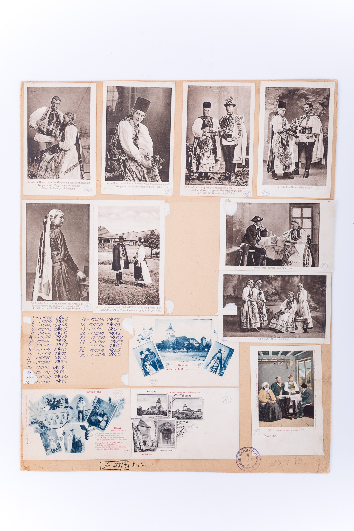 Carte poștală imprimată pe hârtie tipografică, cu tuș albastru, fototipie (colotipie). În centrul acesteia se află desenate elemente vegetale în mijlocul cărora sunt poziționate patru reproduceri după fotografii de atelier ce prezintă o femeie în port orășenesc din Brașov, un bărbat și două grupuri în port popular săsesc, alături de stema Transilvaniei. În partea stângă a cărții poștale, text imprimat cu tuș roșu, în limba germană, cu caractere gotice: „Gruss aus / Blaurot / (Sächsisch zu lesen) / Im Garten blüht es blau und rot / Das steht den Blumen frei / Da hört man in der Blumensprach / Altäst (Manches) von Lieb und Treu / Blaurot das ist bei Jung und Alt / Beliebt im Sachsenhaus, / Blaurot die Masch im Haar am Fest, / Blaurot der Hochzeitstrauch / J.D” (Traducere stilizată: Salutări din.. / Purpuriu / (citește în dialect saxon) / Grădina înflorește în roșu și albastru / Acolo sunt florile libere / Se aude în limbajul florilor / Iubire și loialitate / Purpuriu pentru tineri și bătrâni / Iubit în case de saxoni, / Purpuriul împodobește părul la festivități, / Purpuriul împodobește ziua nunții / JD). Pe marginea din stânga, tot cu tuș roșu este imprimat textul: „Lichtdruck und Verlag von Jos. Drotleff, Hermannstadt”. Cartea poștală este lipită pe o bucată de carton de culoare crem, alături de alte unsprezece cărți poștale ce prezintă membri ai comunității săsești, în costume de sărbătoare, în diferite ipostaze. Imaginile sunt numerotate, prin însemnare manuscrisă: „24”. În partea de jos a cartonului, ștampilă: „Baron Brukenthal`sches Museum in Hermannstadt” și însemnare manuscrisă: „”Nr. 158./Z. / Berlin.