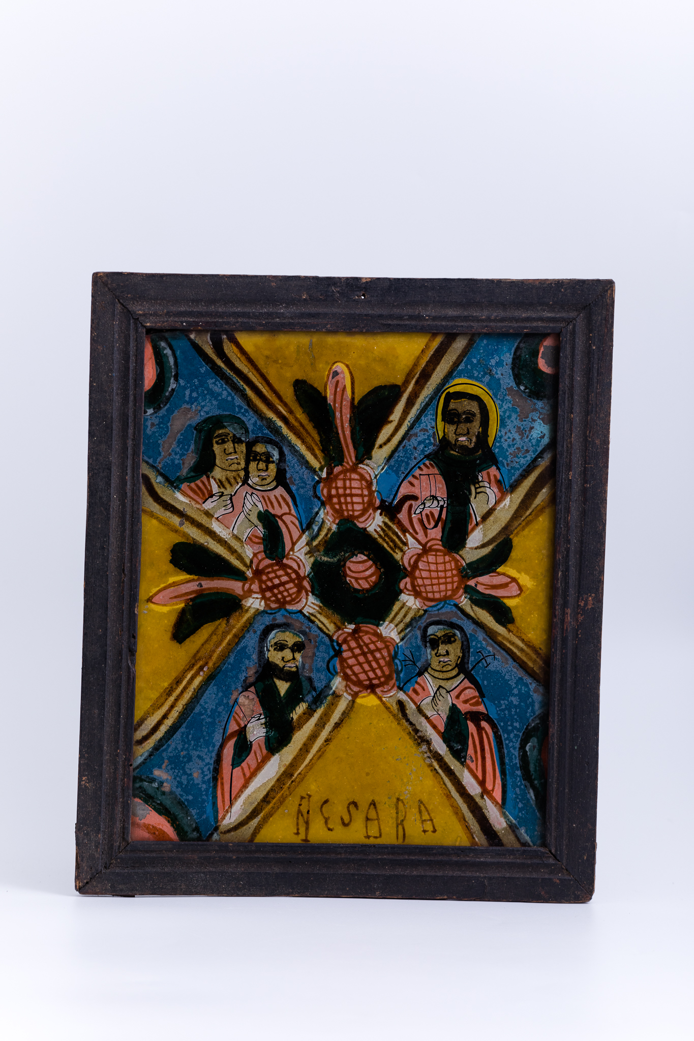 Masa Raiului este Sfânta Liturghie, săvârșită de Iisus Hristos Pantocrator - Dumnezeu-Tatăl, la care participă Maica Domnului cu Pruncul Iisus Hristos în brațe - Hodighitria, Sfântul Mare Ierarh Nicolae făcător-de-minuni și Sfânta Mare Cuvioasă Parascheva de la Iași. Este o imagine simbol, o sinteză a Împărăției Cerurilor și a Bisericii apostolice creștin-ortodoxe. Icoana este realizată prin compartimentarea, segmentarea compoziției cu brâuri decorative și chenare geometrizante bej-crem cu linia brună șerpuitoare, asemenea unor drumuri, mărginite cu albastru cobalt și ornamentate cu elementul decorativ al lanțului infinit. Fondul icoanei este cerul albastru cobalt-ceruleum, cu spații alternate galben-chihlimbar-solare. La nodurile brâurilor, sunt ruje mari roșii-roz. În centrul icoanei este un romb verde-forest cu o floare roz - rujă, încercuită de o ghirlandă de ruje mici, cu motivul rețelei-caroiaj roz și petale verzi. Imaginea rombului este simbolică, asemenea unei ferestre de Cer sau un veșmânt acoperitor de vase liturgice, un pocrovăț, cu broderie scumpă, învălitoarea Potirului. La întretăierea brâurilor decorative sunt noduri cu ruje, cu ochiuri galben-chihlimbar în interior. Masa Raiului este asemenea unei hărți a Împărăției Cerești. Cromatica este luminoasă și armonioasă: roșu vermillon-roz, albastru cobalt, ceruleum, galben-chihlimbar, verde forest, brun, bej, crem, alb, negru. Inscripția din româno-chirilică se traduce Masa. Întreaga icoană are o compoziție teologică deosebită. Icoana este din Nordul Transilvaniei, Nicula.