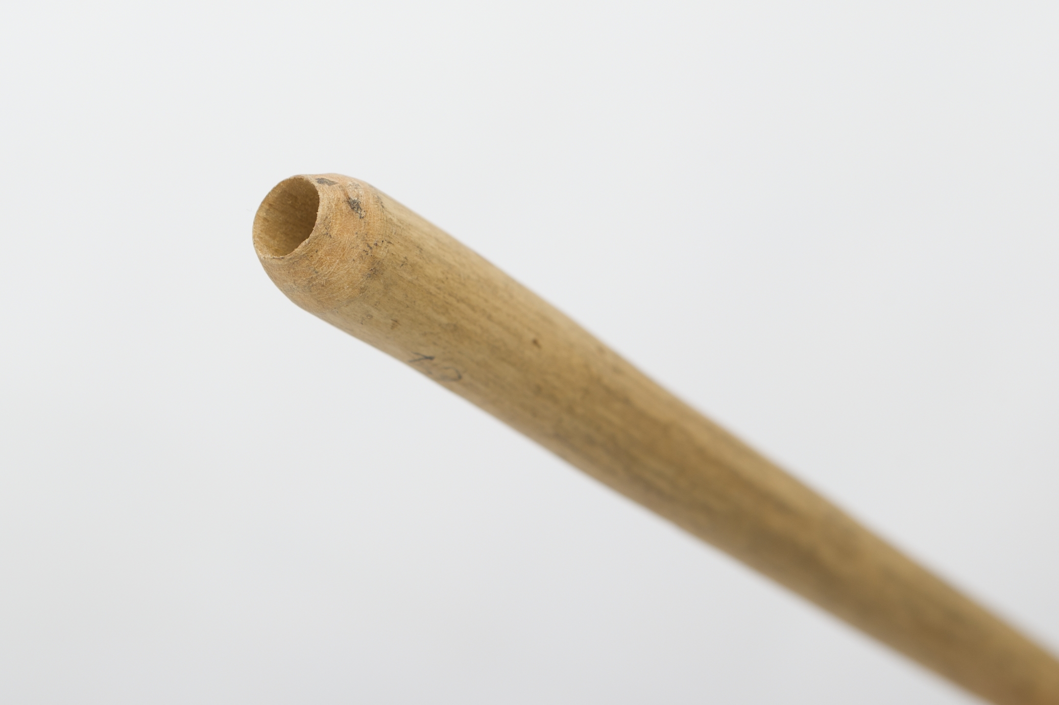 Instrument tradițional de suflat asemănător cu un fluier, de forma unui tub cilindric, găurit în interior, care are încrustații sub forma unor spirale de culoare maro obținute prin decojire. Realizat în atelier rural, servind la comunicarea prin intermediul sunetelor articulate. Cromatică: patina lemnului.