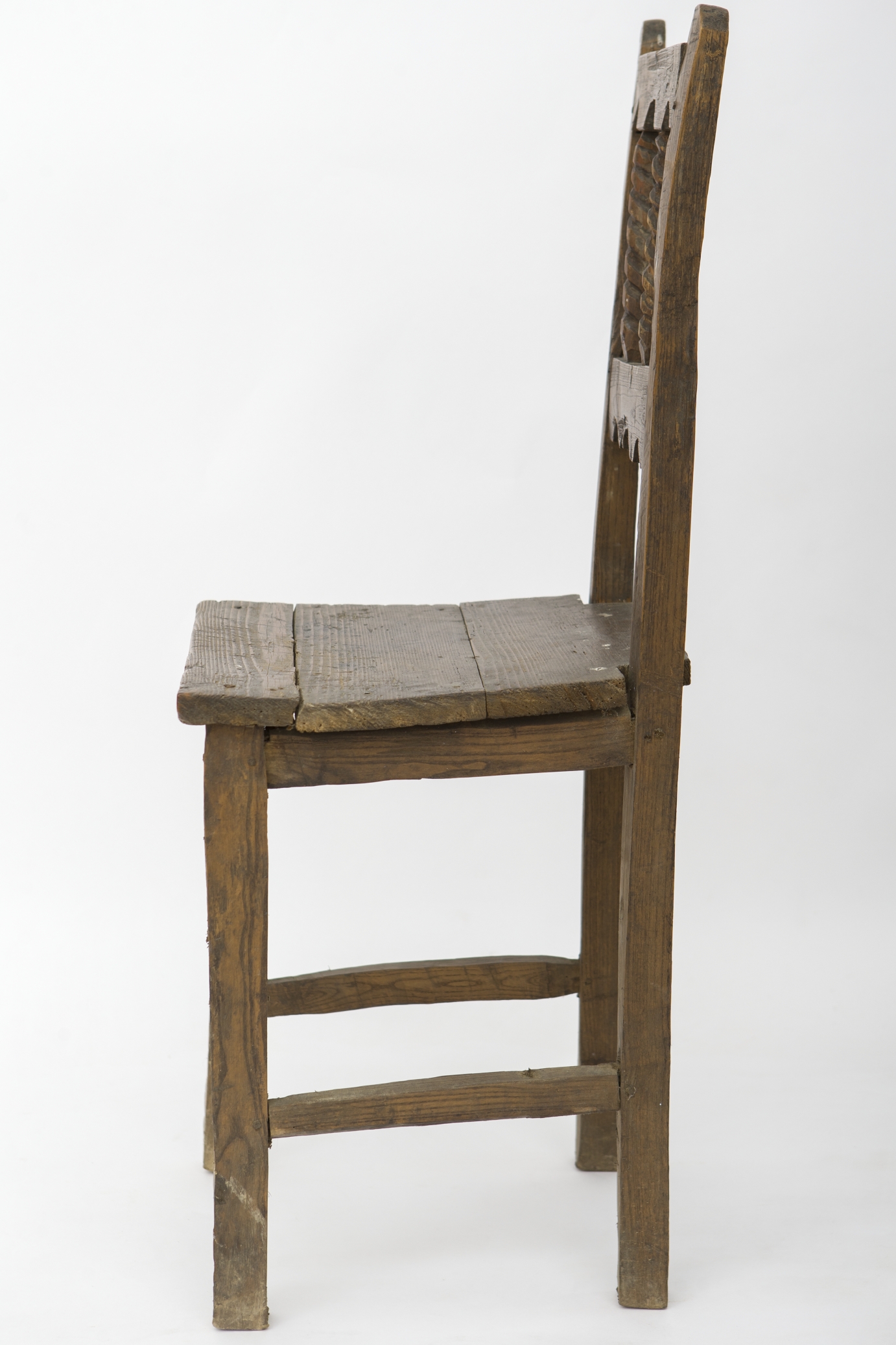 Piesă de mobilier realizat din lemn prevăzut cu patru picioare rectangulare în secțiune și cu șezutul ușor trapezoidal. Prezintă un spătar format din prelungirea picioarelor din spate. Decorat prin ornamente traforate și strunjite, evidențiindu-se două stinghii verticale spiralate. În partea inferioară, picioarele sunt unite între ele cu stinghii de lemn. Elementele scaunului sunt unite între ele cu cuie nituite. Cromatică: culoarea lemnului patinat.
