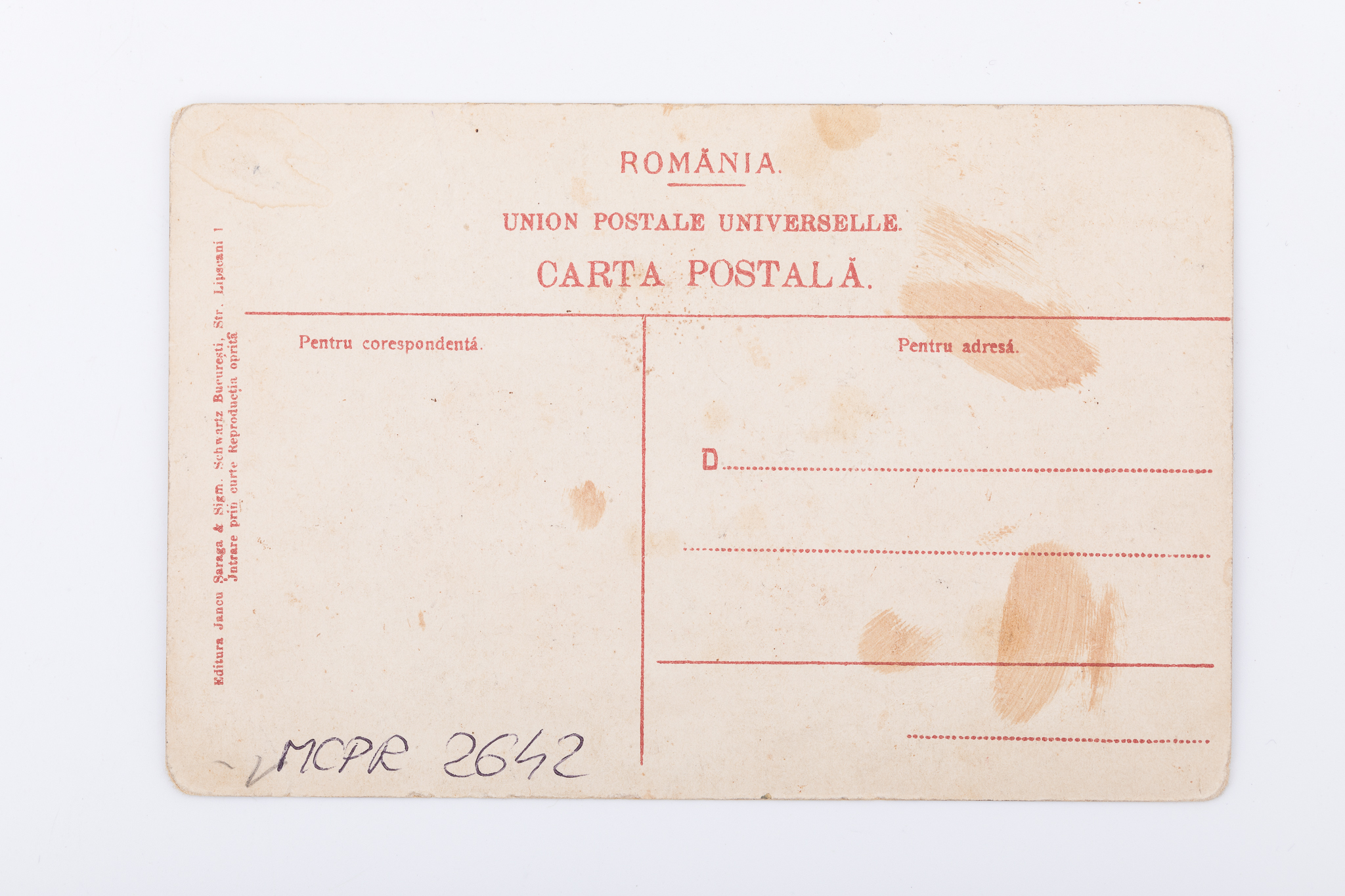 Cromolitografie imprimată pe hârtie tipografică semi-mată, în format carte poștală. Reproducere după o fotografie de atelier care prezintă o familie cu doi copii. Mama ține în brațe un bebeluș. În partea de sus a imaginii, text imprimat: „Să ve trăiască.”. Urme de uzură funcțională: îndoituri, pete maro. Pe verso, rubricatură de carte poștală și text imprimat în două limbi (română, franceză): „Romănia / Union Postale Universelle / Carta postală”. În partea dreaptă, prin imprimare, marca atelierului tipografic și adresa acestuia: „Editura Jancu Șaraga and Sigm. Schwartz / Jntrare prin curte. Reproducerea oprită”. Număr de inventar: MCPT 2642.