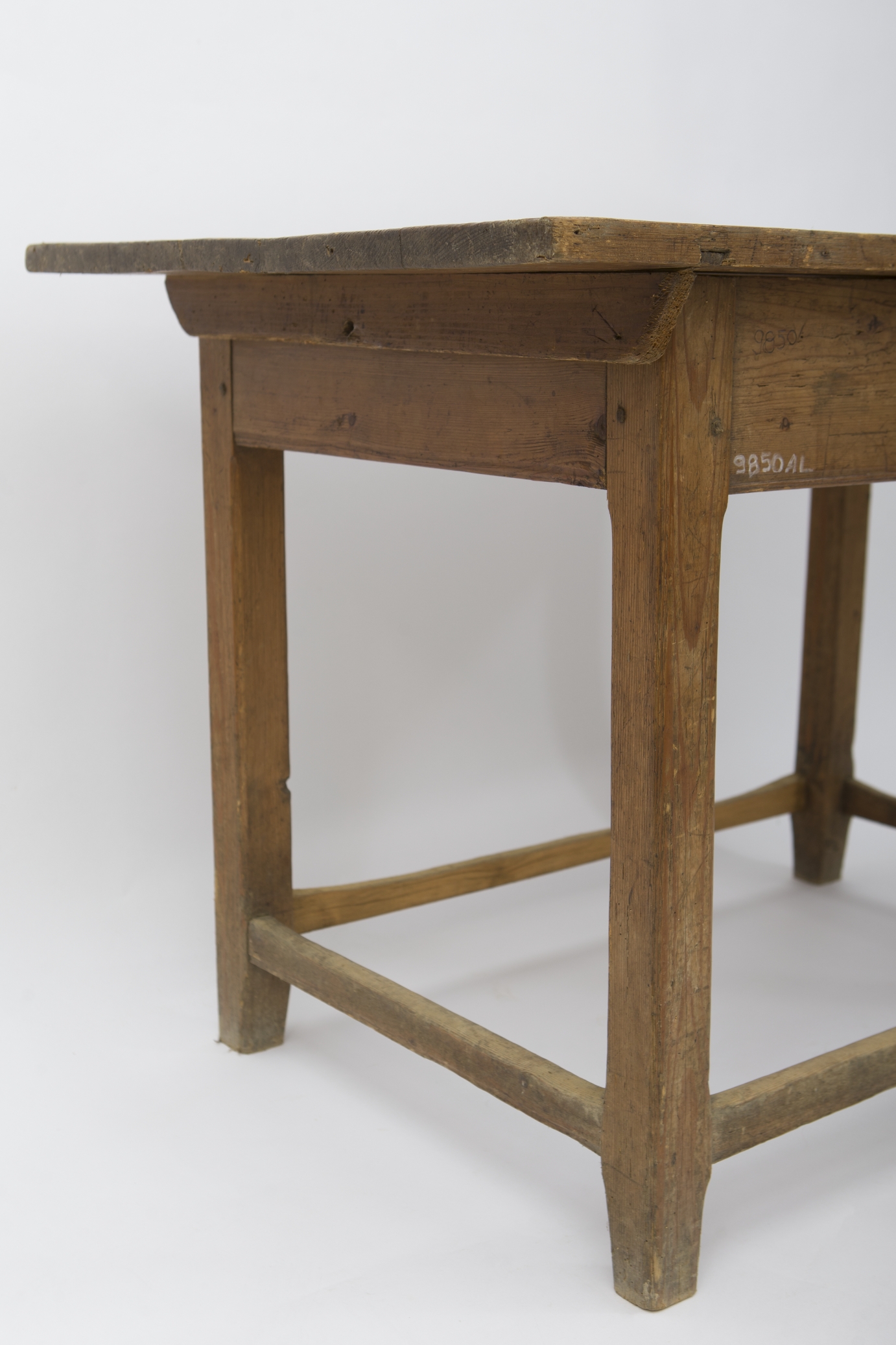 Obiect de mobilier cu rol funcțional format dintr-un blat, aplatizat, 4 picioare rectangulare în secțiune și muchiate și un sertar cu mâner, culisant, amplasat pe un sistem de șipci de susținere. Prezintă întăritură în partea inferioară din patru stinghii, cu rol de susținere a picioarelor. Consolidarea suplimentară a elemntelor de structură este realizată prin cuie metalice. Realizată în atelier de tâmplărie. Prezintă urme de uzură funcțională. Cromatică: patinarea lemnului