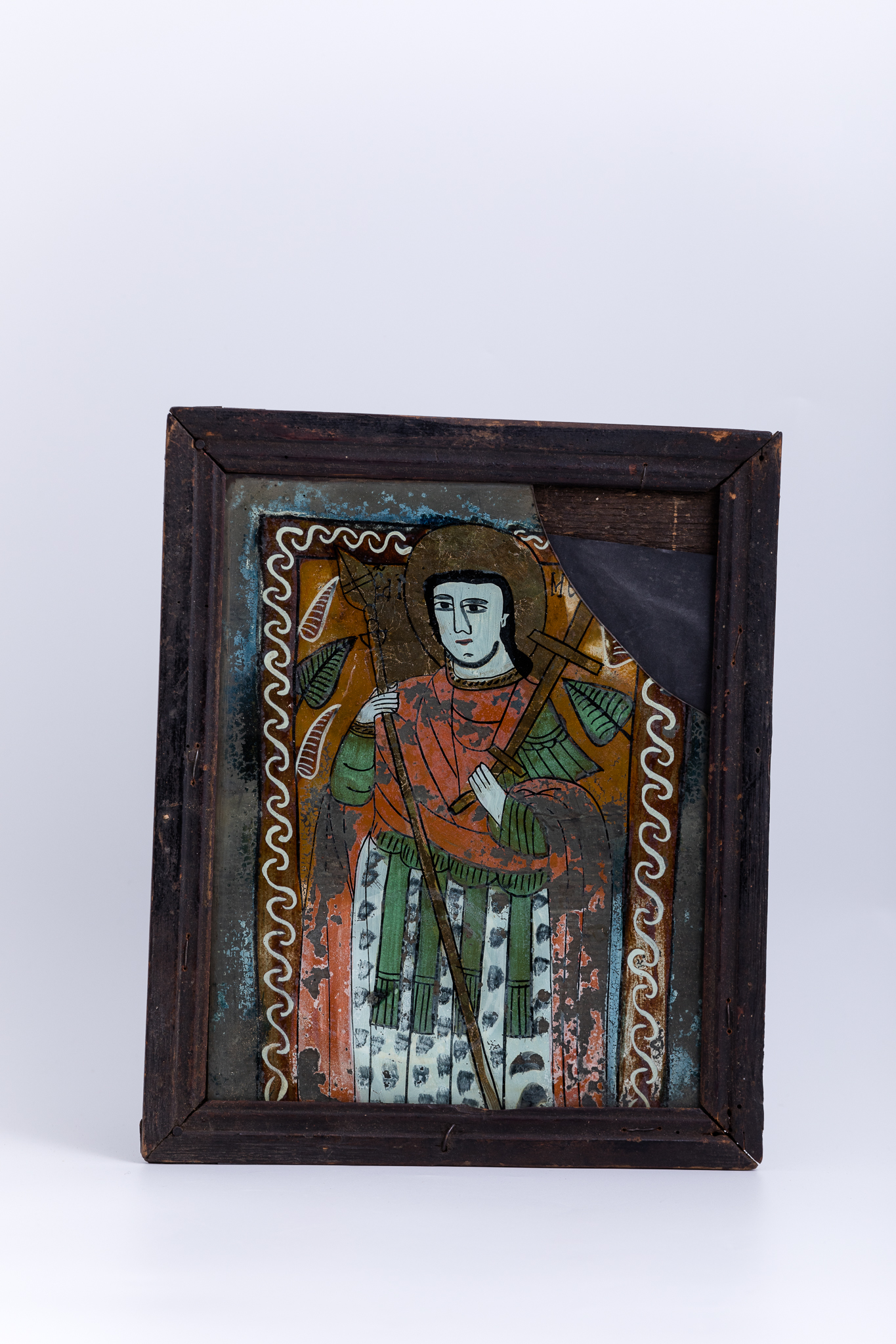 Sfântul Mare Mucenic Dimitrie, martir creștin din cetatea Tesalonic, sfânt militar din secolul al III-lea, este reprezentat în veșminte de cavaler, cu tunică și armură verde-lime. Sfântul Dimitrie are mantie roșie vermillon-cărămizie, sacos alb cu tușe gri, cu cămașă de cavaler cu zale de culoare verde kaki-olive și ține în mâna stângă crucea și în mâna dreaptă spada dreptății. Are părul negru, lung, lăsat pe umeri, are aureolă auriu-bronzie și este tânăr. Fondul icoanei este în interior ocru-orange și în exterior albastru-regal strălucitor, cele două spații circumscrise unui altuia fiind despărțite de un chenar decorativ geometrizant liniar brun-acajou cu linia albă șerpuitoare, semnul Veșniciei, în pictura iconografică de Nicula. Cromatica este armonioasă: roșu vermillon-cărămiziu, brun-acajou, verde kaki-olive, albastru regal, ocru-orange, galben-solar și chihlimbar, alb zinc, negru. Inscripția din româno-chirilică se traduce Dimitrie. Icoana este din Nordul Transilvaniei, Nicula.