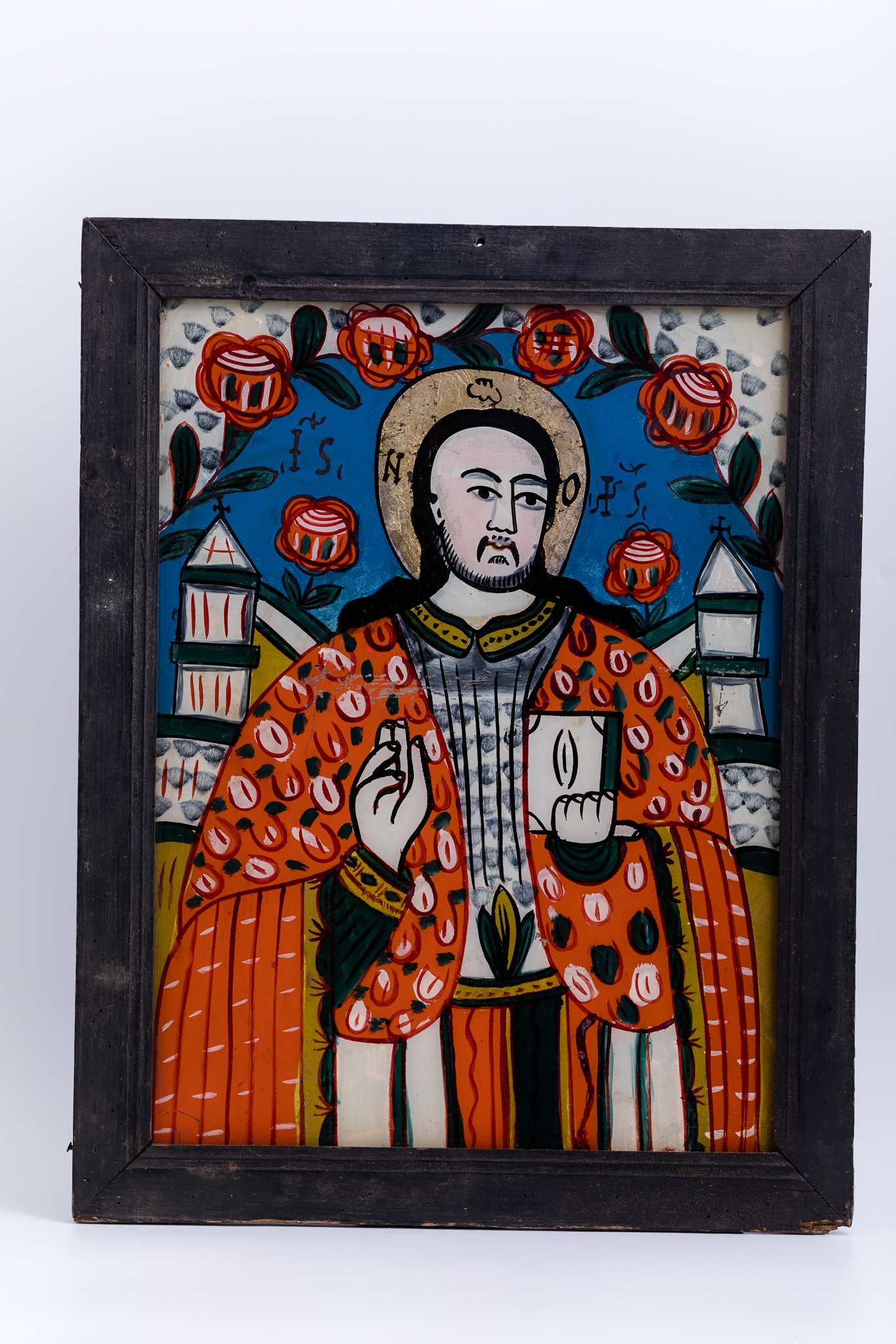 Mântuitorul Iisus Hristos Pantocrator este tematica iconografică pictată, deobicei, pe bolta bisericii. Pantocrator înseamnă Atotțiitor, AtotStăpânitor. De aceea este și pictat pe locul cel mai înalt al unei biserici, binecuvântând de sus toată lumea care intră în sălașul sfânt de rugăciune. Tematică iconografică este redată în această icoană de Nicula-Gherla, din Nordul Transilvaniei. Iisus Hristos este înveșmântat într-o tunică-sacos verde alb-gri-kaki, galben-verde, alb-gri și mantie roșie vermillon-orange, cu gulerul și căptușeala mânecilor verde-brad-galben. În mâna stângă ține Sfânta Evanghelie închisă și cu mâna dreaptă binecuvântează. Pe aureola din foiță aurie sunt trei simboluri grecești, în semnul crucii, care se traduc Cel ce Este. În registrul superior îndepărtat, în perspectivă, sunt elemente de arhitectură, simetric dispuse, de-a dreapta și de-a stânga Mântuitorului Iisus Hristos, reprezentând pe de o parte siluetele unei construcții ecclesiale - biserică, și pe de altă parte, elementele compoziționale ale unui tron ierarhic. Fondul icoanei este cerul albastru cobalt-regal luminos, în registrul superior și un câmp luminos galben-verde, în registrul inferior. Sunt porțiuni de legătură albe, cu elemente decorative gri. Veșmântul arhieresc, mai precis felonul cu mantie este bogat ornamentat cu elemente decorative puncti-florale albe-roșii-verzi, fiind o multitudine de trandafirași. În registrul superior, asemenea unei arcade-bolți este un chenar decorativ fitomorf, format dintr-o ghirlandă din 4 ruje. Inscripția din româno-chirilică se traduce IC XC Iisus Hristos. Cromatica este armonioasă și discret de luminoasă: roșu vermillon, albastru cobalt-regal, galben chihlimbar, verde brad și kaki, olive, brun cafeniu, gri, alb, negru. Icoana este din Nordul Transilvaniei, Gherla.