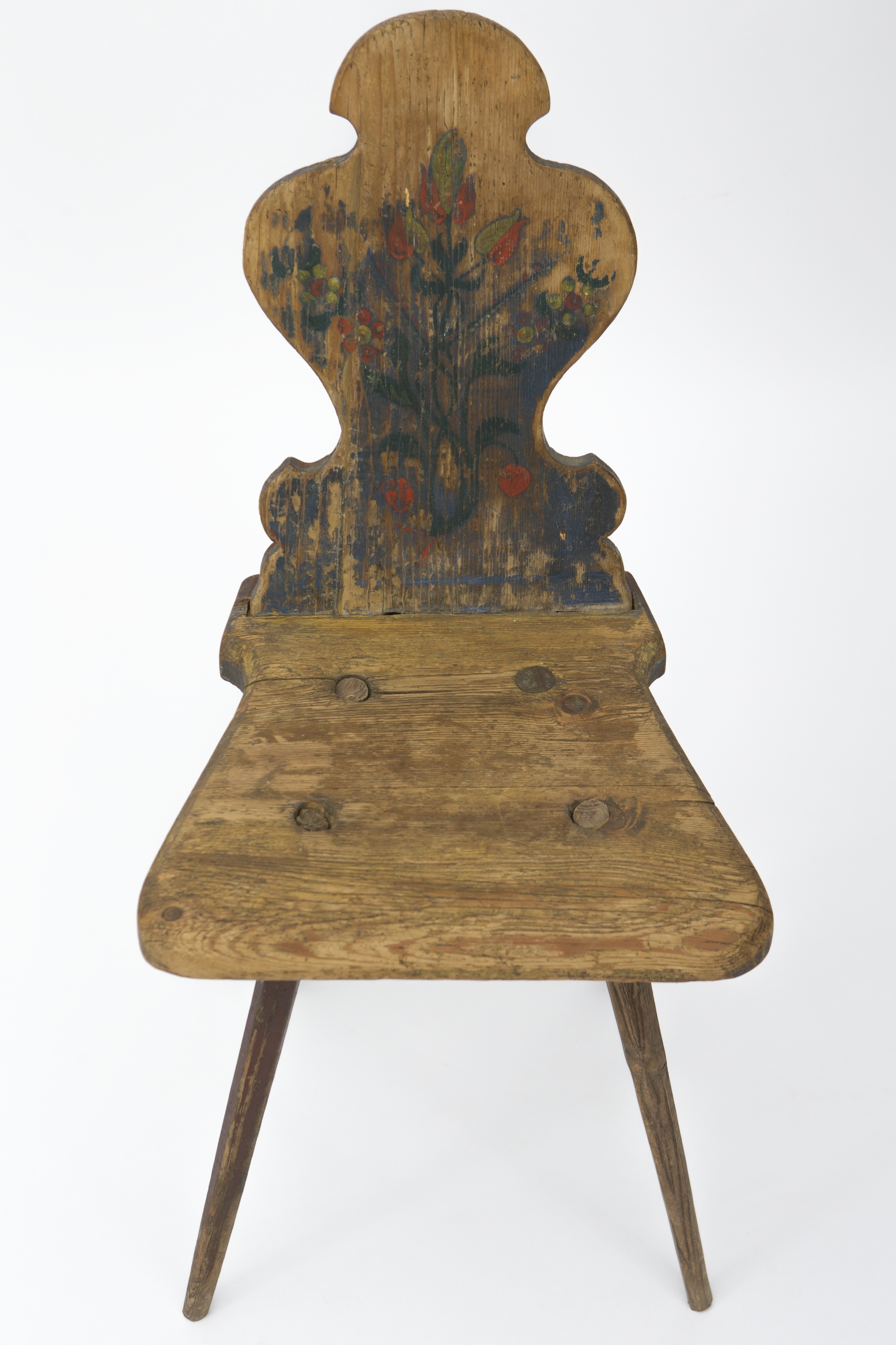 Obiect de mobilier cu rol funcțional folosit la șezut și odihnă. Acesta este format din spătar pictat cu motive florale: lalea. Cromatica spătarului: roșu, albastru, galben, verde. Spatele este maro. Șezutul este rotunjit în față, pe laterale și în spate în unghi drept. Acesta se sprijină pe patru picioare îmbinate în șezut. Spătarul este traforat având o formă curbilinie. Cromatica: galben; roșu; verde; albastru; culoarea patinată a lemnului.